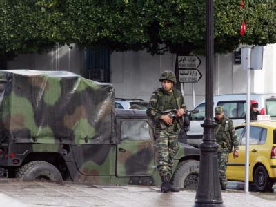 Tunesische Soldaten patrouillieren in Tunis vor den Ministerien. Soldaten in Tunis