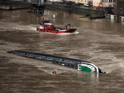 Der 110 Meter lange Schiff mit rund 2400 Tonnen Schwefelsäure an Bord kenterte auf dem Rhein bei St. Goarshausen. Tankerschiff
