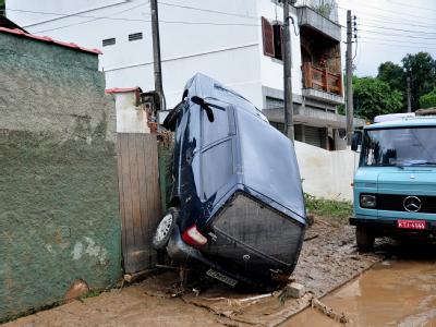 Gegen die Wand: Die Wucht des Wasser hat einen Wagen gegen eine Wand geschleudert. Gegen die Wand