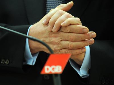 Der Vorsitzende des Deutschen Gewerkschaftsbundes (DGB), Michael Sommer, reibt sich auf einer Pressekonferenz in Berlin die Hände. Pressekonferenz des DGB