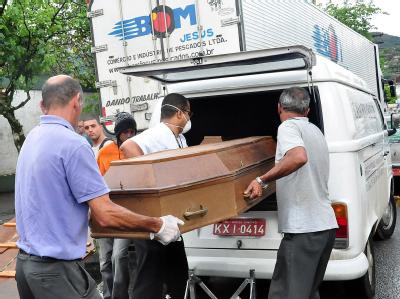 Die Zahl der Opfer nach den Erdrutschen in Brasilien steigt. Abtransport