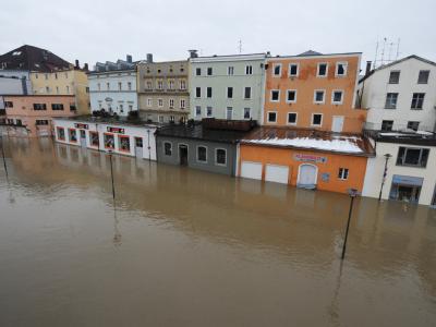Weit und breit kein Mensch: Häuser stehen in Passau (Niederbayern) im Hochwasser der Donau. Die Donau ist im Osten Bayerns bis zum Freitagmorgen weiter rasant gestiegen. Passau
