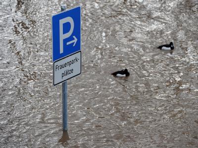 In Gemünden am Main (Unterfranken) erwartet man am Wochenende weitere Überschwemmungen. Hochwasser - Frauenparkplatz