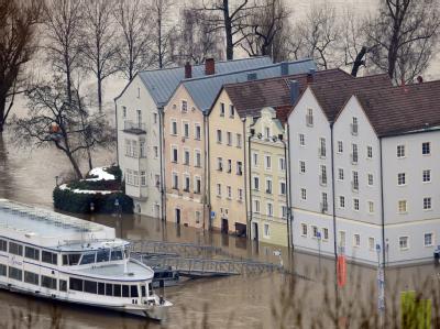 Häuser am Donauufer in Passau: Dort ist die Donau am Freitagvormittag über die Neun-Meter-Marke gestiegen. Hochwasser in Passau