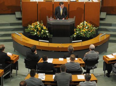 Bundesverteidigungsminister Karl-Theodor zu Guttenberg spricht im Landtag in Hannover vor Soldaten. Guttenberg verabschiedet Soldaten