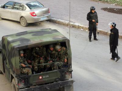 Tunesische Soldaten in den Straßen von Tunis. Soldaten