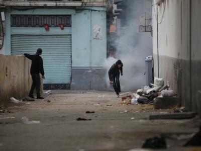 Ein Demonstrant flieht vor der Polizei. Protest in Tunis