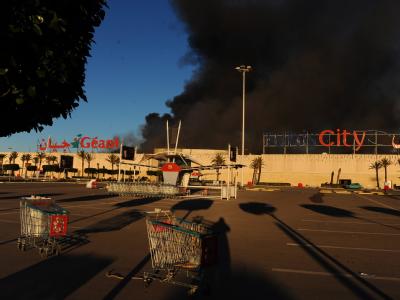 Ein Supermarkt in der Nähe von Tunis steht in Flammen. Tunesien im Chaos