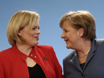 Bundeskanzlerin Merkel und die rheinland-pfälzische Spitzenkandidatin Julia Klöckner zusammen bei der Pressekonferenz im Atrium-Hotel in Mainz. Klöckner und Merkel