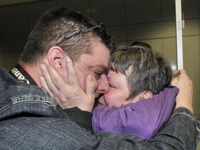 Glücklich gelandet: Nach Stunden des Wartens schliesst Patrick Haas seine Mutter Regina am Flughafen in Frankfurt am Main in die Arme. Tunesien-Urlauber