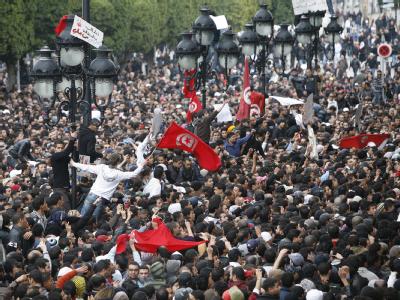 Demonstranten vor dem Innenministerium in Tunis. Protest in Tunis