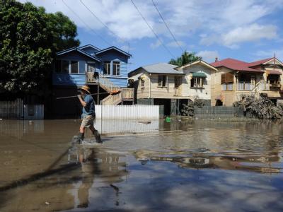 Ein Bewohner des Vorortes Milton watet durch knietiefes Wasser Queensland