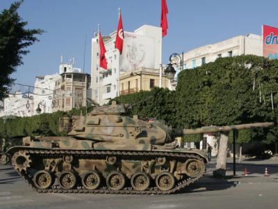 Ein Panzer patroulliert durch Tunis: Stabilisierende Kraft in Tunesien ist derzeit die Armee. Chaos in Tunesien