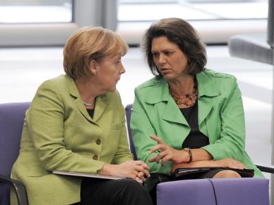 Bundeskanzlerin Merkel und Bundeslandwirtschaftsministerin Aigner im Plenarsaal des Bundestages in Berlin (Archiv). Merkel und Aigner