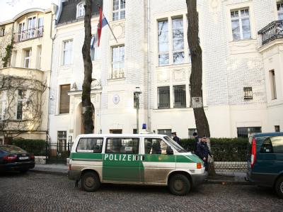 Polizisten stehen mit ihrem Fahrzeug vor der kroatischen Botschaft in Berlin, nachdem hier eine Handgranate gefunden und abtransportiert worden war. Der Bereich wurde vorher weiträumig abgesperrt. Handgranate vor kroatischer Botschaft gefunden