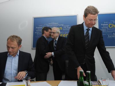 FDP-Präsidiumssitzung: Die FDP kämpft an zwei Fronten: In der Koalition will sie ihr Profil schärfen. Innerparteilich geben die Kritiker von Parteichef Westerwelle keine Ruhe. FDP-Präsidiumssitzung