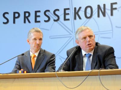 Der Fraktionschef der CDU im Düsseldorfer Landtag, Karl-Josef Laumann (r) und der Vorsitzende der FDP-Landtagsfraktion Gerhard Papke in der Landespressekonferenz. Laumann und Papke