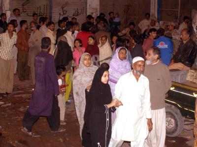 Verängstigte Anwohner haben sich nach den Erdstößen auf der Straße versammelt. Pakistan