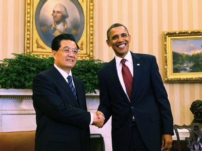 Handschlag im Oval Office: US-President Barack Obama (r) und sein chinesischer Amtskollege Hu Jintao. Hu Jintao und Barack Obama