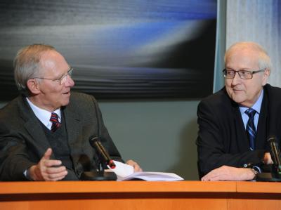 Bundesfinanzminister Wolfgang Schäuble (CDU, l) und Bundeswirtschaftsminister Rainer Brüderle (FDP): Der Steuerstreit in der schwarz-gelben Koalition ist beigelegt. Steuerstreit beigelegt