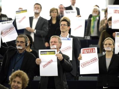 Abgeordnete der Grünen im EU-Parlament demonstrieren gegen das ungarische Medien-Gesetz. Protest gegen Ungarns Medien-Gesetz