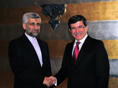 Der iranische Atom-Chefunterhändler Said Dschalili (l.) wird vom türkischen Außenminister Ahmet Davutoglu in Istanbul begrüßt. Dschalili und Davutoglu