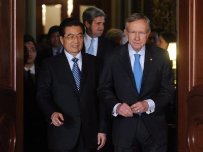 Chinas Präsident Hu Jintao traf sich mit dem demokratischen Mehrheitsführer im Senat, Harry Reid (r), sowie weiteren Kongressabgeordneten zu Gesprächen. Hu Jintao und Harry Reid