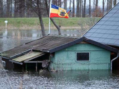 Die Mecklenburgfahne weht in der Nähe von Dömitz auf einem im Hochwasser der Elbe stehenden Bootsschuppen. Fahne hoch