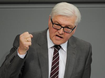 SPD-Fraktionschef Steinmeier wirft Kanzlerin Merkel Täuschung vor. Steinmeier