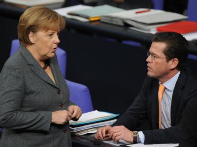 Der Verteidigungsminister bekommt Rückendeckung von der Kanzlerin. Merkel und Guttenberg