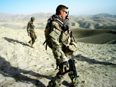Bundeswehrsoldaten gehen in der Umgebung von Feisabad gemeinsam mit Soldaten der Afghanischen Nationalarmee (hinten) auf eine Erkundungsmission. Patrouille