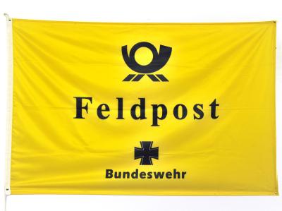Eine Fahne mit der Aufschrift Feldpostleitstelle