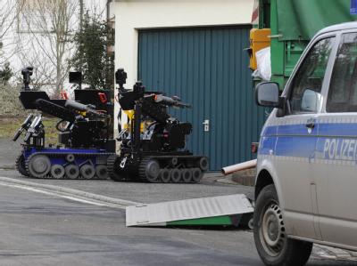 Sprengstoffroboter des Bundeskriminalamtes vor einem Haus in Becherbach in Rheinland-Pfalz. Sprengstoffroboter