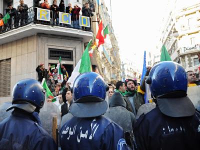 Polizisten gehen in Algier gegen Demonstranten vor. Protest in Algier