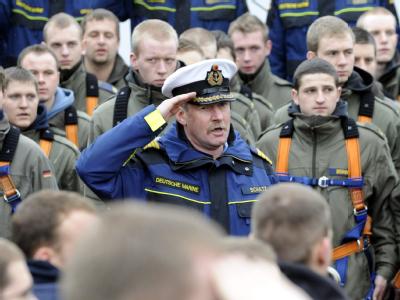 Als Konsequenzen aus den Vorfällen auf der «Gorch Fock» musste dessen Kommandant, Norbert Schatz, gehen. 'Gorch Fock'-Kapitän Schatz abgesetzt