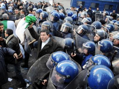 Die politischen Unruhen haben auch auf Algerien übergegriffen (Foto vom 22.1.2011). Protest in Algier