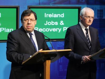 Irlands Premierminister Brian Cowen und der Umweltminister und Grünen-Parteichef John Gormley (r) hier noch für eine gemeinsame Sache. Cowen und Gormley