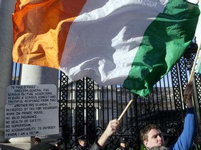 Premierminister Brian Cowen fordert mehr Zeit. Teile der Opposition wollen hingegen alle Gesetzesänderungen, die für den Haushalt nötig sind, möglichst rasch durchs Parlament bringen. (Archivbild) Irische Flagge
