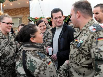 Verteidigungsminister Karl-Theodor zu Guttenberg Mitte Dezember im Bundeswehr-Feldlager Masar-i-Scharif in Afghanistan Karl-Theodor zu Guttenberg
