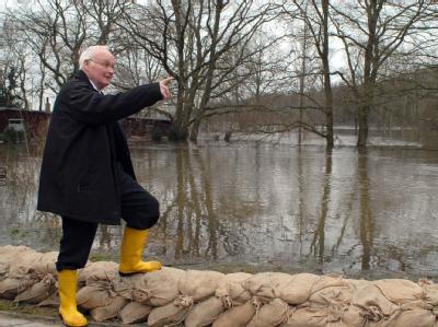 Der niedersächsische Umweltminister Hans-Heinrich Sander (FDP) in Alt Garge bei Lüneburg Umweltminister Sander in Alt Garge
