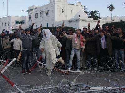 Demonstranten warfen Augenzeugenberichten zufolge Steine auf Sicherheitskräfte und versuchten Beamte am Betreten des Regierungsgebäudes zu hindern. Proteste in Tunis