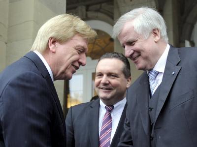 Hessens Regierungschef Volker Bouffier (l), Bayerns Ministerpräsident Horst Seehofer (r) und der Stuttgarter Regierungschef Stefan Mappus wollen sich «nicht an der Nase herumführen lassen». Geberländer beraten über Finanzausgleich