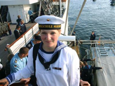 Die Marine-Kadettin Jenny Böken stürzte am 03.09.2008 über die Reling der Gorch Fock. Ihre Leiche wurde zwei Tage später vor Helgoland aus dem Wasser gezogen. Jenny Böken