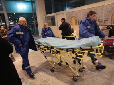 Sanitäter eilen zum Tatort im Flughafen Domodedowo. Attentat auf Moskauer Flughafen