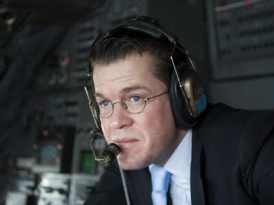 Karl-Theodor zu Guttenberg im Cockpit eines Bundeswehr-Transportflugzeugs auf dem Weg nach Kabul (Archivbild) Verteidigungsminister zu Guttenberg