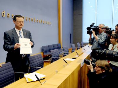 Der Wehrbeauftragte des Bundestags, Hellmut Königshaus, hält in der Bundespressekonferenz den Jahresbericht 2010 in den Händen. Jahresbericht 2010 des Wehrbeauftragten