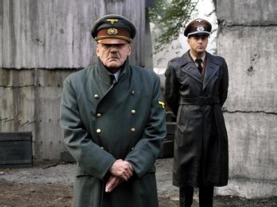 Bruno Ganz als Adolf Hitler (vorne) und Heino Ferch als Hitlers Reichsarchitekt Albert Speer in einer Szene des Kinofilms Szene aus dem Kinofilm 'Der Untergang'