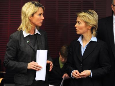 Bundesarbeitsministerin Ursula von der Leyen (r) und die SPD-Verhandlungsführerin bei der Hartz-IV-Reform, die Sozialministerin von Mecklenburg-Vorpommern, Manuela Schwesig (SPD) Hartz-IV