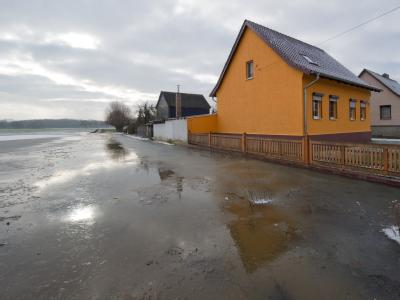 Neben Einfamilienhäusern im brandenburgischen Manschnow steht das Binnenhochwasser mehr als 30 Zentimeter hoch auf einer Ackerfläche. Hochwasser im Oderbruch