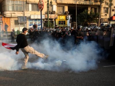 Rund 3000 Demonstranten sind gegen die Politik der Partei von Präsident Husni Mubarak auf die Barrikaden gegangen. Die Polizei setzte Wasserwerfer und Tränengas ein. Proteste in Kairo